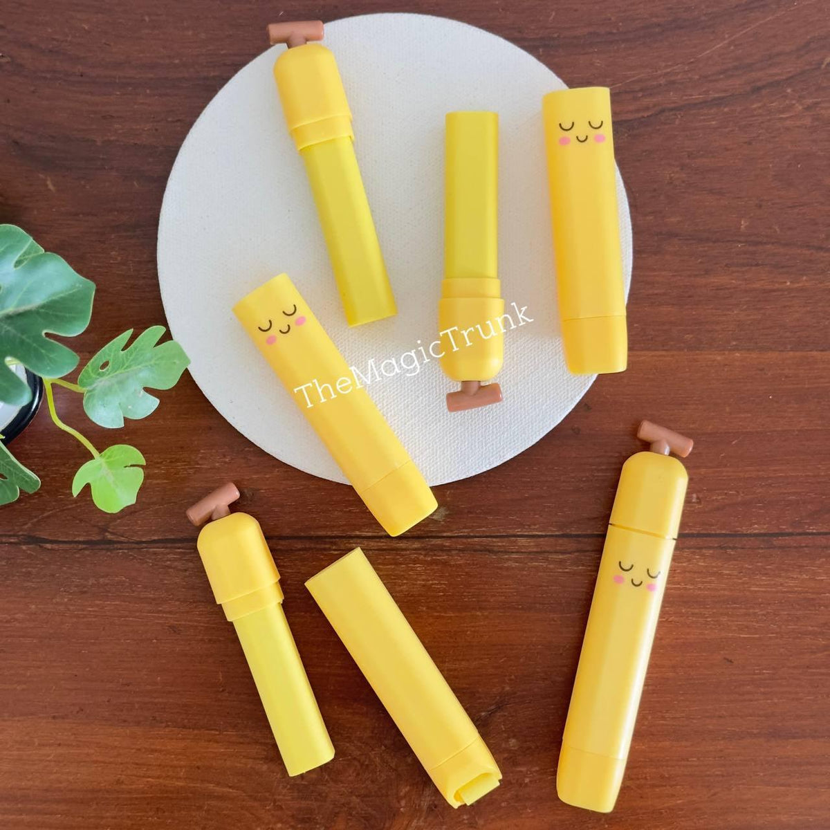 Banana Eraser With Roller Cleaner ( 1pc ) The Magic Trunk